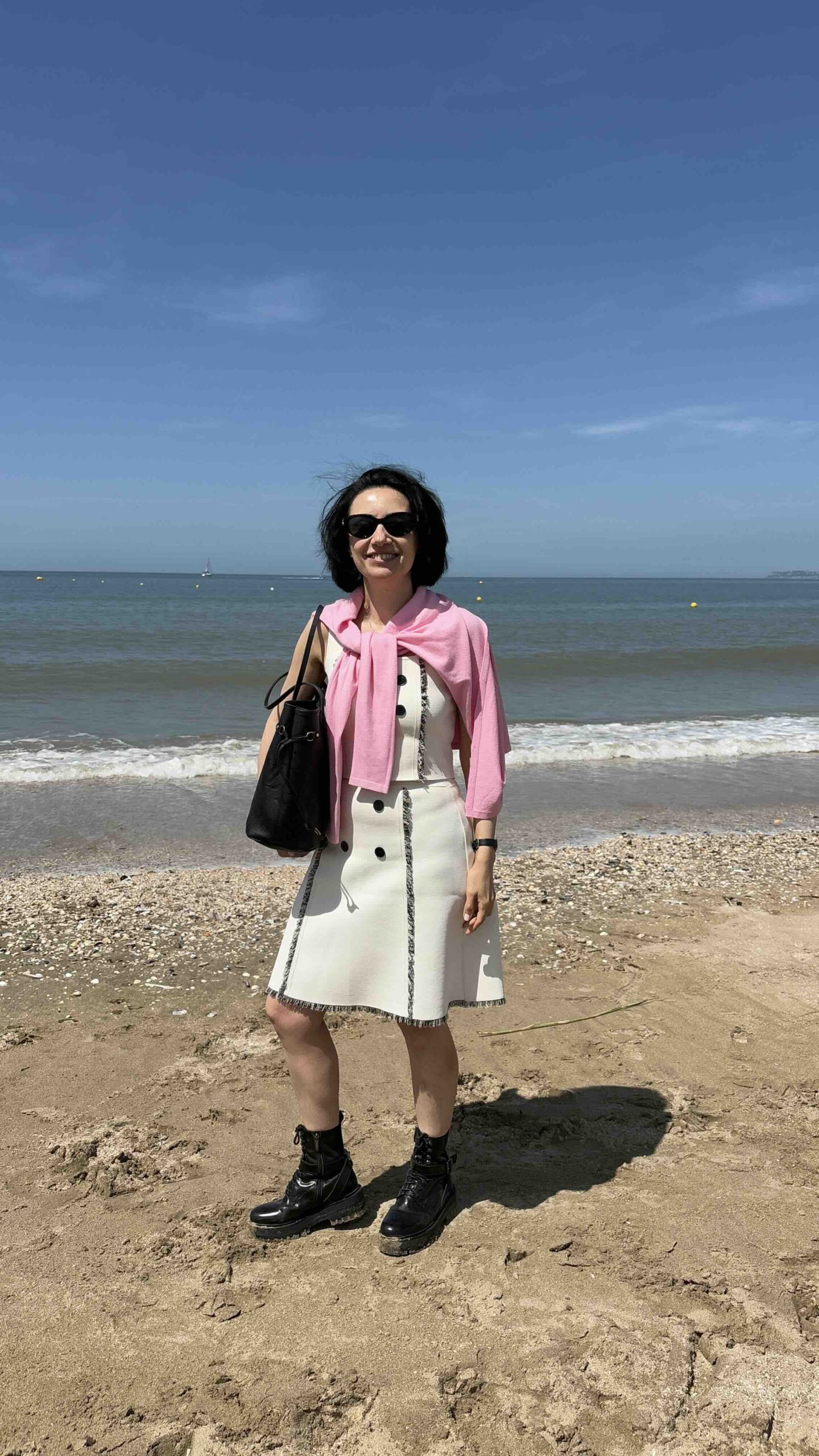 La vie en rose. How to wear pink cardigan in Normandy in windy weather